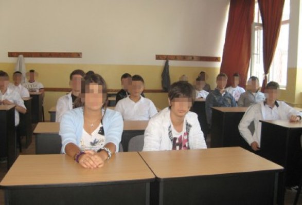 La liceul din oraşul Băneasa, elevii fac limba română cu un învăţător